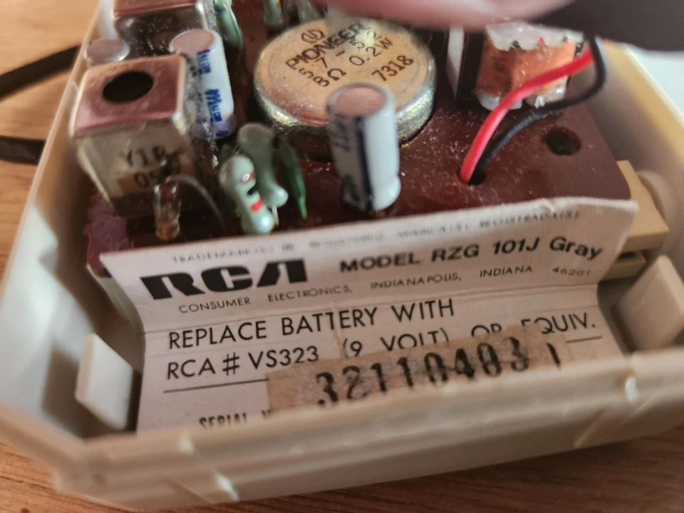 RCA Portable AM Pocket Radio RZG 101J Gray 1970s Vintage Orig Box Tested Works - Image 3 of 4