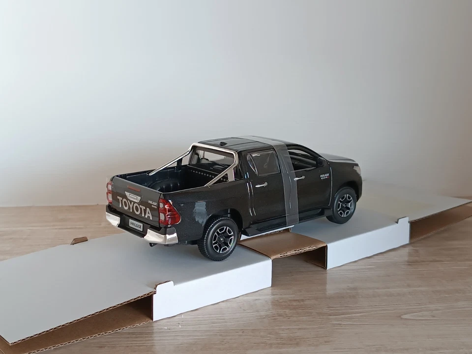 Toyota Hilux pick-up 2023 noir 1/24 Maisto MAI32920BLACK - Photo 2/3