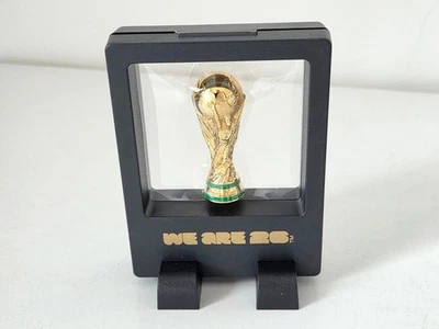 Mini réplique trophée Coupe du Monde 2026 dans son cadre (licence officielle)... - Photo 1/4