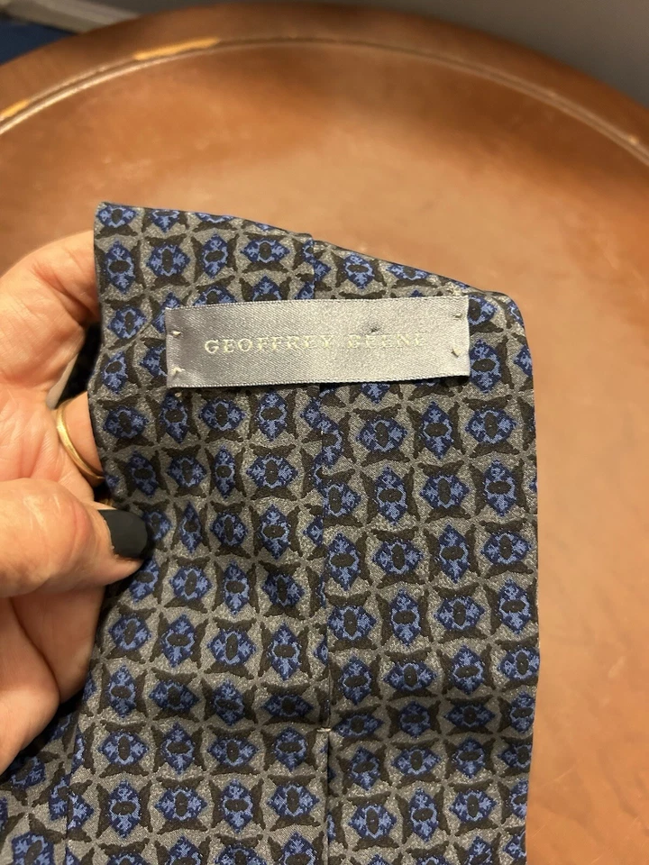 Corbata para hombre Geoffrey Beene azul geométrica 100 % seda importada Foto 4 de 4