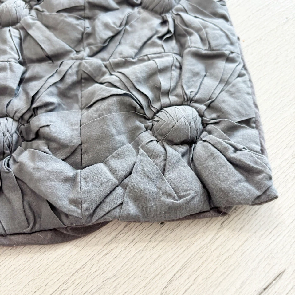 Capa de travesseiro DKNY Donna Karan New York cinza acolchoada texturizada quadrada 17” X 17” - Imagem 3 de 4