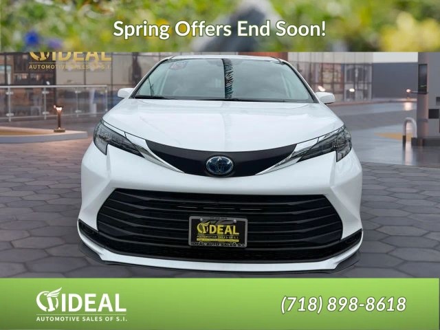 2025 Toyota Sienna LE Van 4D