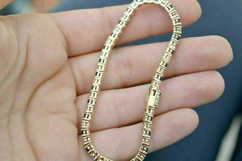 Brazalete de tenis de diamantes y zafiros creados en laboratorio redondo de 4 quilates enchapado en oro de 14 quilates Foto 3 de 4