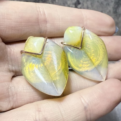VINTAGE Opaque Glass Leaf Clip-On Earrings White Yellow Retro Pretty Kitsch - Picture 4 of 6
