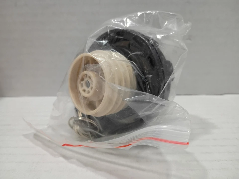 Tampa de combustível CROWN 82400041 bloqueio gasolina preta para Jeep Wrangler TJ YJ Cherokee XJ - Imagem 4 de 4