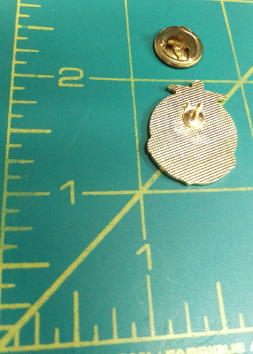 Prendedor de recuerdo de Alaska CIUDAD DE SEWARD ALASKA pinback bonito sombrero chaqueta solapa pin - Imagen 4 de 4