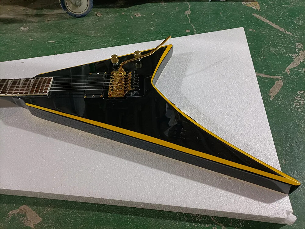 Hot Sale 6 Strings Black V Electric Guitar with Tremolo Bar