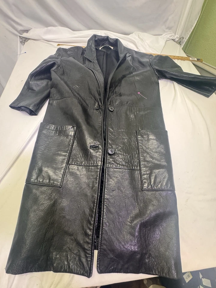 Jaqueta Andrew Marc Feminina Média Couro Preto Botão Frontal Trench Coat Retrô - Imagem 2 de 4