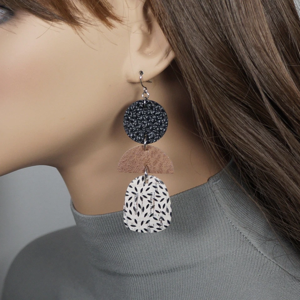 Pendientes boho ligeros de cuero y corcho negros y tostados, alambres de platino Foto 2 de 4