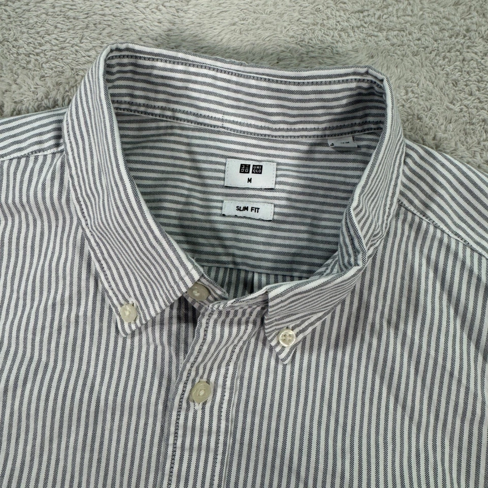 Camisa masculina Uniqlo listrada média com botões slim fit algodão casual cinza branco - Imagem 2 de 4