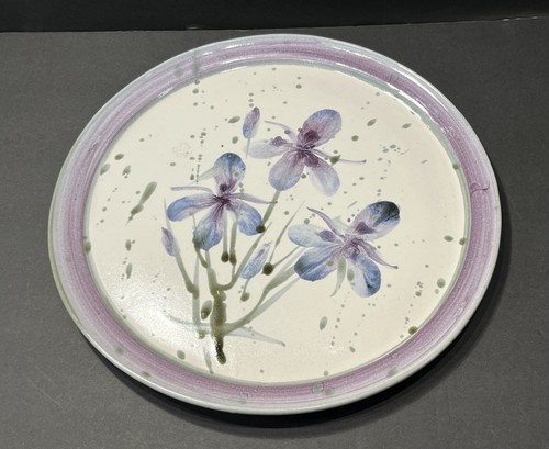 Plato de cerámica de estudio Bonnie Staffel Charlevoix MI 1994 15" con lirios morados - Imagen 1 de 2
