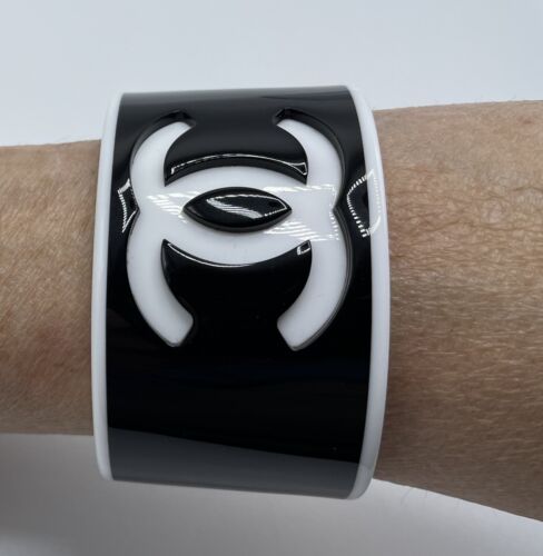 CHANEL BLACK OUTSIDE & WHITE INSIDE CC LUCITE SPORTY CUFF BRACELET - Picture 3 of 8