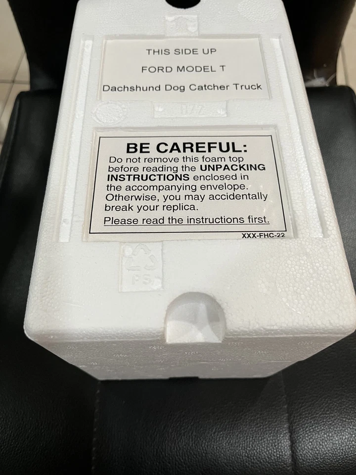 DANBURY MINT "DACHSHUNDS ON THE RUN" DOG CATCHER TRUCK, 1:24. - Image 3 of 4