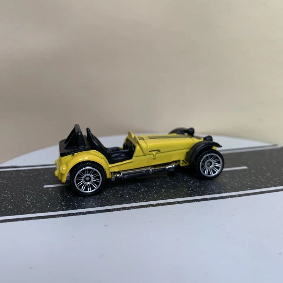 Matchbox Sports Cars #3/13 Caterham R500 Superlight Yellow/Black 1:48 NM - Image 2 of 4