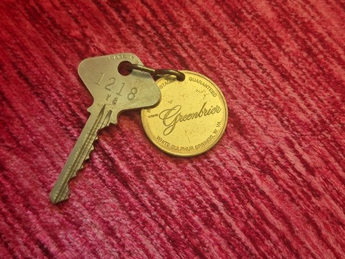 Vintage Greenbrier Resort Hotel C&O Railroad Gold Tone Room 1218 Key Fob - Picture 2 of 2