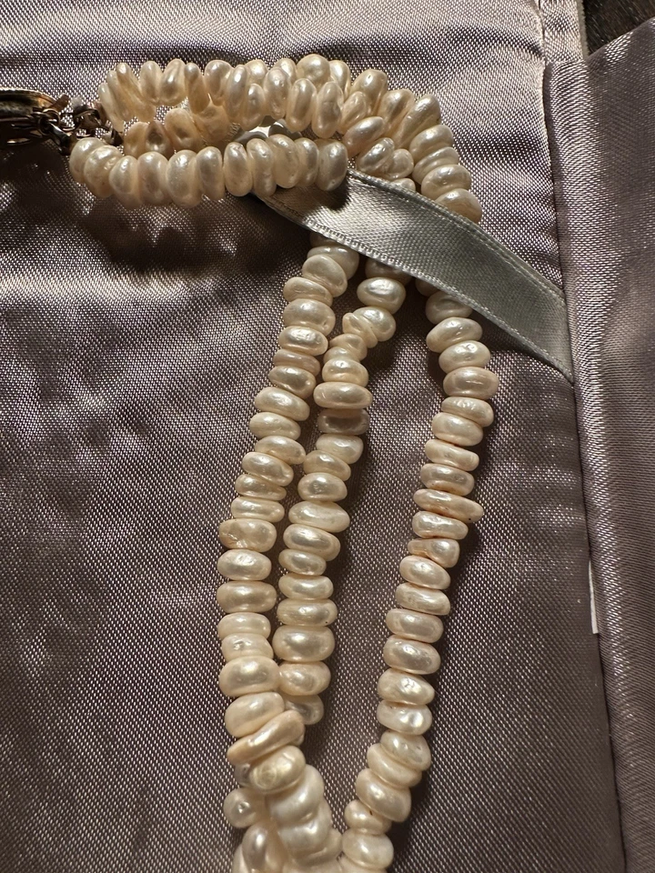 Collar de perlas de arroz de agua dulce triple hilo vintage con cierre de oro amarillo de 14K Foto 3 de 4