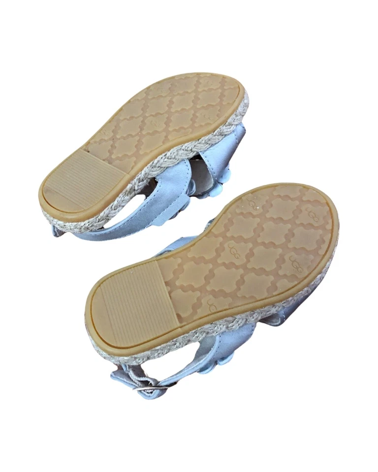 Sandalias planas plateadas brillantes UGG Shoes Allairey talla 6 niño pequeño Foto 4 de 4