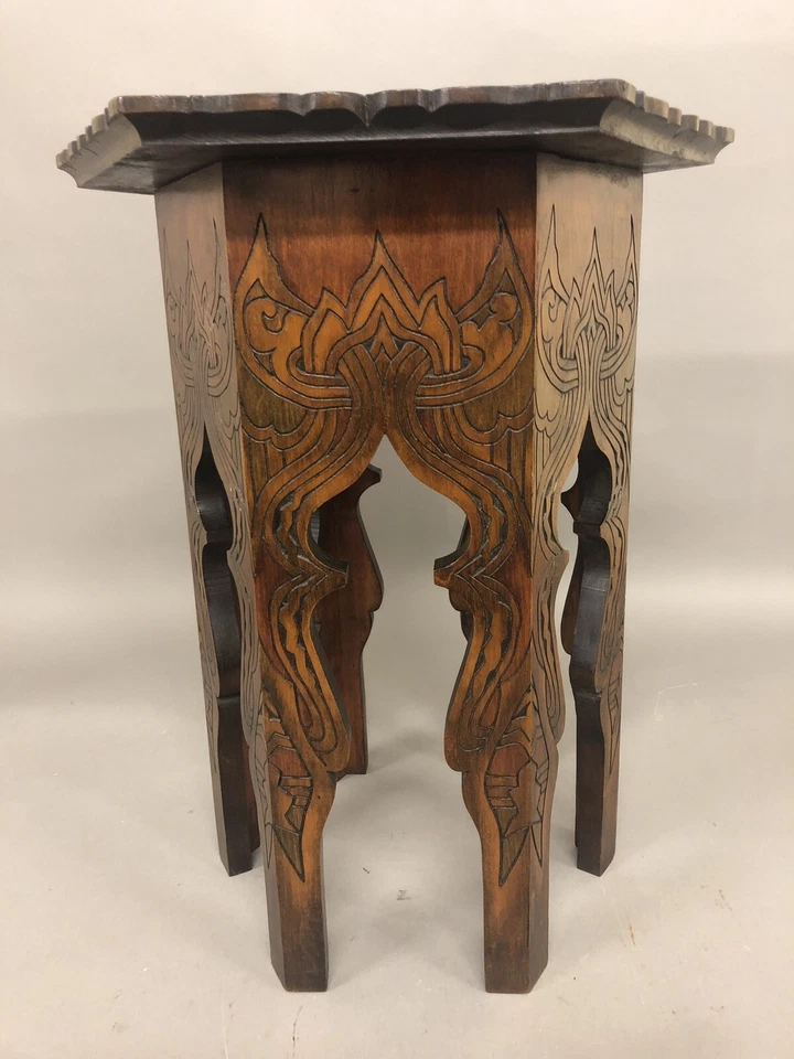 "Antigua mesa de plantas teñida de caoba tallada con caras 21"" X 15""" Foto 3 de 4