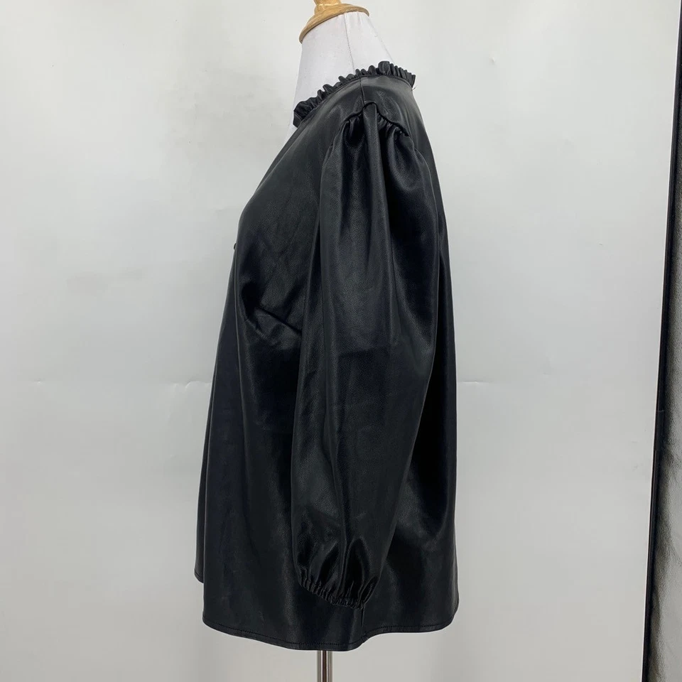 Top Andrew Marc New York para mujer 1X Plus negro imitación cuero manga abullonada abotonada Foto 4 de 4