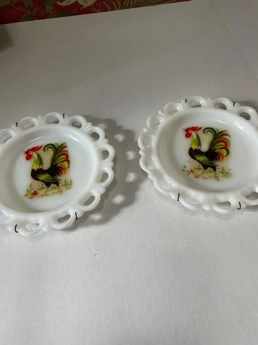 VTG MILK GLASS HANGING WALL PLATES ROOSTERS/ FARMHOUSE LOOK.