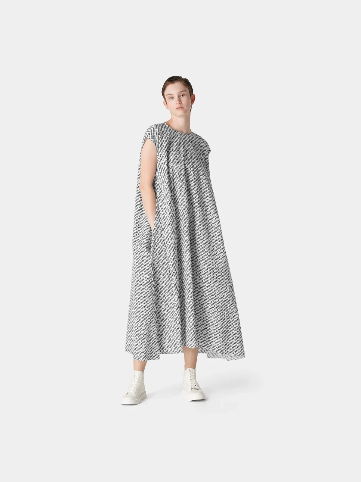 Maxi abito Vetements bianco con logo monogramma all over ¦ Taglia M oversize prezzo consigliato $2595