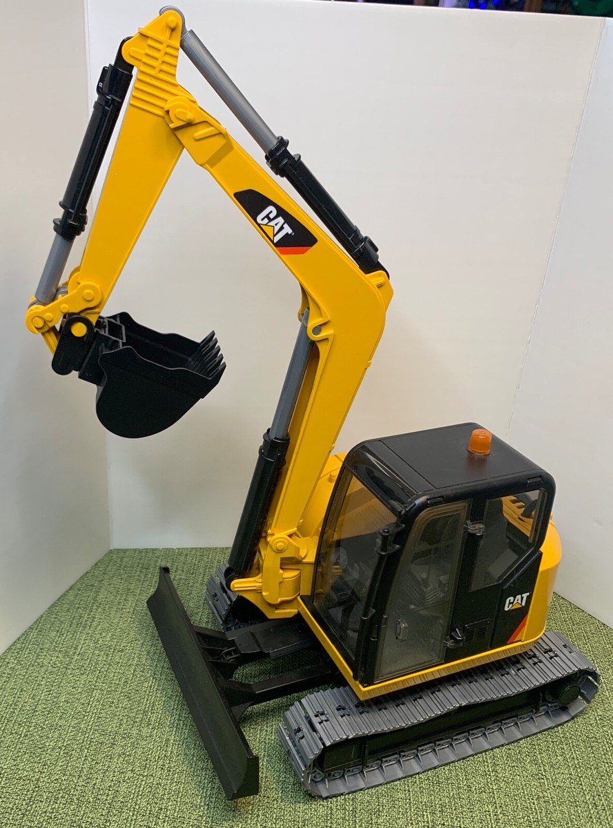 る*ー様 bruder CAT ミニカー Amazon.com: Bruder CAT Large Track Type Tractor : Toys & Games