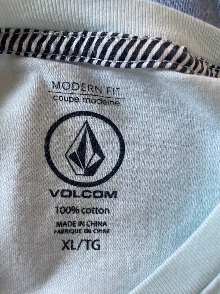 Camiseta Volcom ajuste moderno azul-petróleo a azul degradê juvenil GG - Imagem 3 de 3