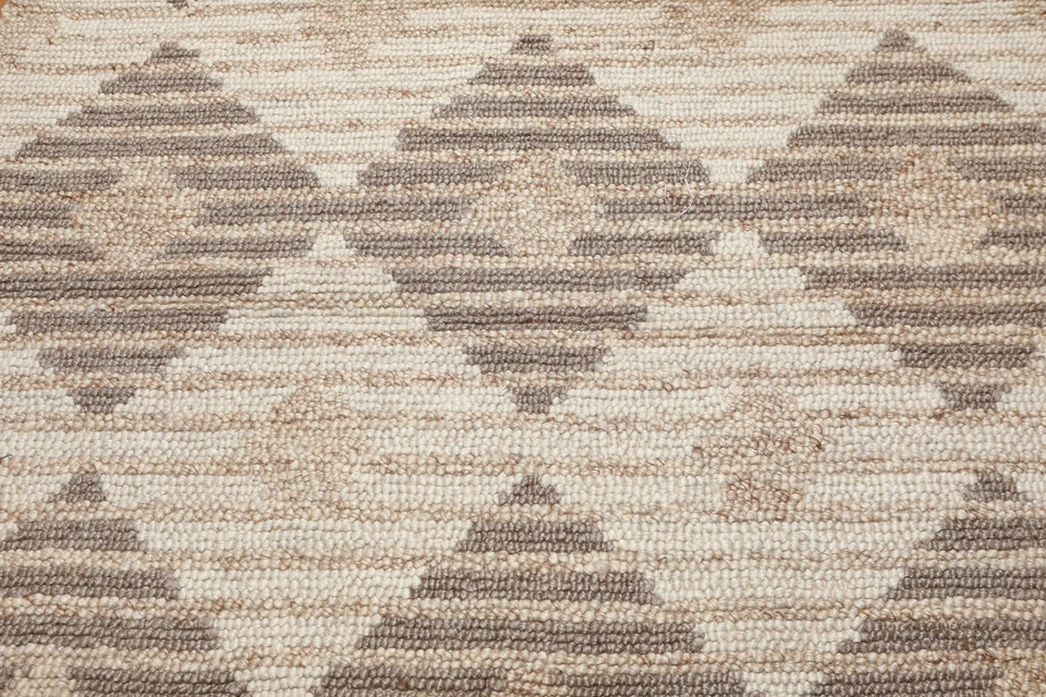 Alfombra contemporánea beige contemporánea de 5'4" x 7'6" hecha a mano con estampado geométrico de lana Foto 4 de 4