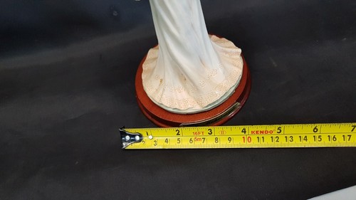 Estatuilla de ramo doble de dama estilo georgiano de mediados de la década de 1820 en resina de Miguel Ángel - Imagen 5 de 12