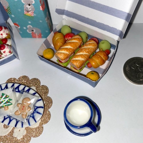 DOLLS: MEAT SALAD ROLLS, FRUIT, CAKES, KOALA BAG, CHRISTMAS BOXES, COOKIES, CUPS - Picture 4 of 7
