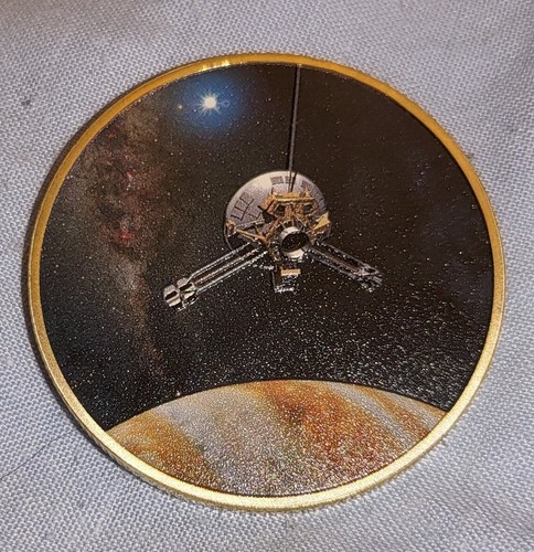 Pioneer Space Probe Gold Coin Plaque ET Jupiter Stars Naked Male Female Old USA - Afbeelding 1 van 21