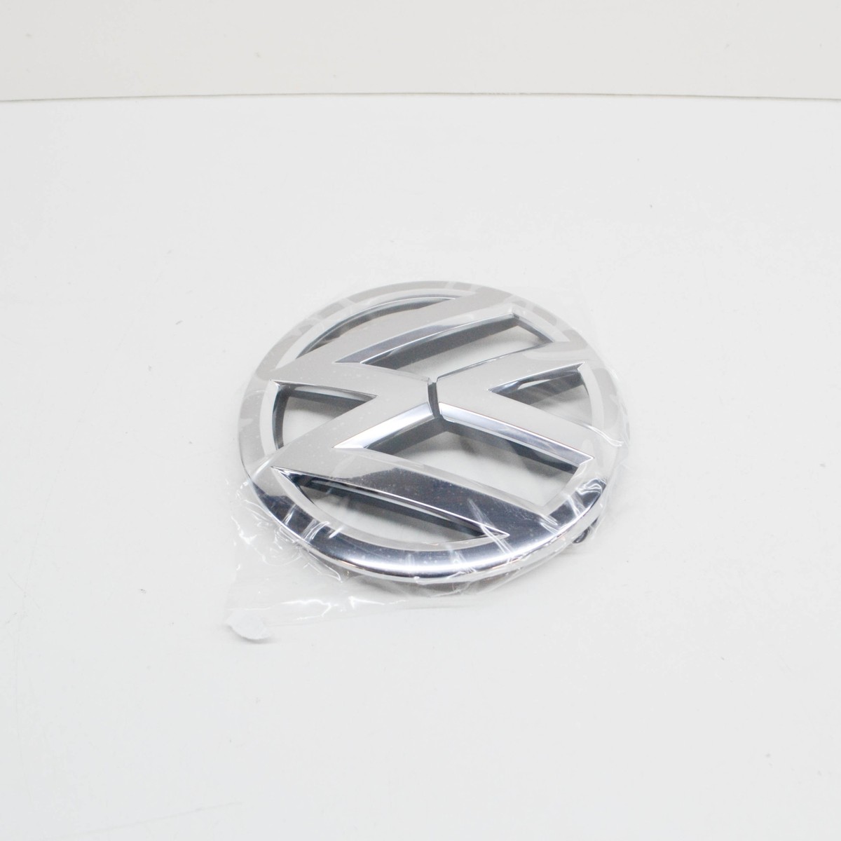 NEW VW TOUAREG 7P FRONT RADIATOR GRILLE EMBLEM 7P6853601AULM 7P6 