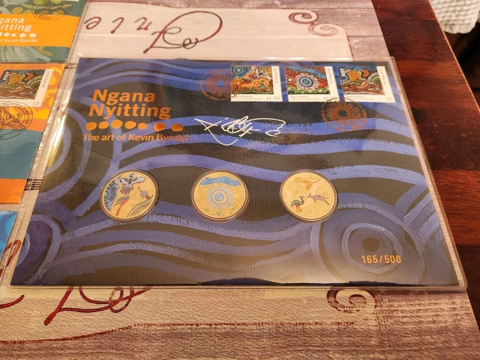 Moneda de 3 PNC 2025 $1 ●Ngana Nyitting● Edición LTD●Firmada por Kevin Bynder y 3 PNC Foto 3 de 4