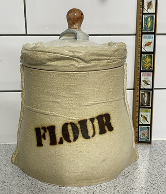 GROSSER SCHRULLIGER LEO BONASSERA KERAMIK NEUHEIT MEHLSACK VORRATSGLAS & DECKEL ROGGEN 1977