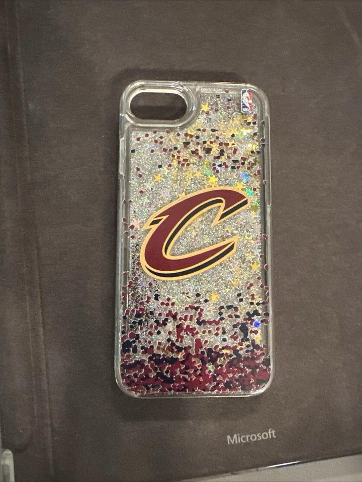 Funda de teléfono brillante Cleveland Cavaliers iPhone 7/8 Foto 3 de 4