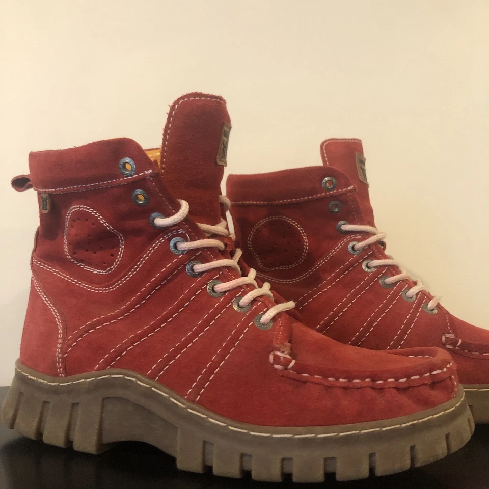 Botas Mag Megamok 4001 Gamuza Roja Hechas a Mano Talla Euro 40 Hechas en Portugal 250$+ Foto 2 de 4
