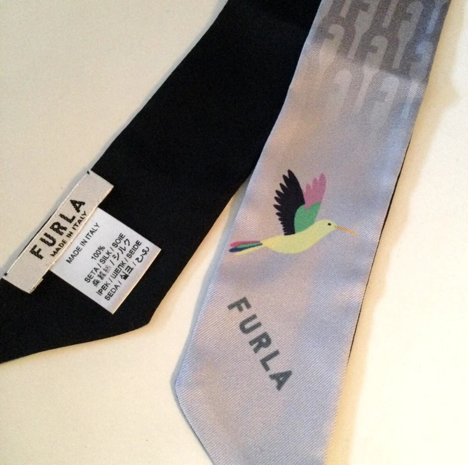 BUFANDA DE SEDA FURLA SKINNY METROPOLIS BANDEAU ESTAMPADO COLIBRÍ GRIS NEGRO NUEVA SIN ETIQUETAS Foto 2 de 4