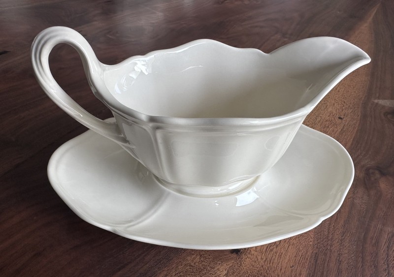 Wedgwood Etruria & Barlaston Queens Shape Cream Color Gravy Boat/Plate EXCELLENT
