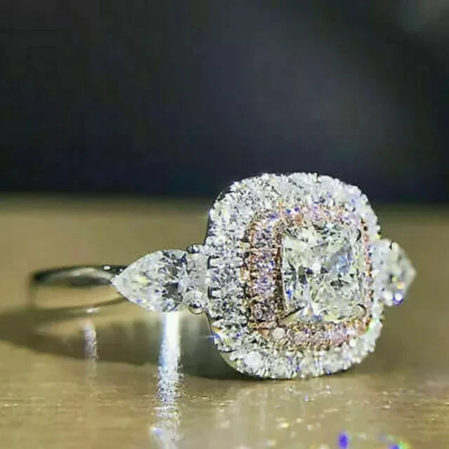 Alianza de boda de zafiro rosa de corte cojín creada en laboratorio de 2,50 quilates enchapada en oro blanco de 14 quilates Foto 2 de 4