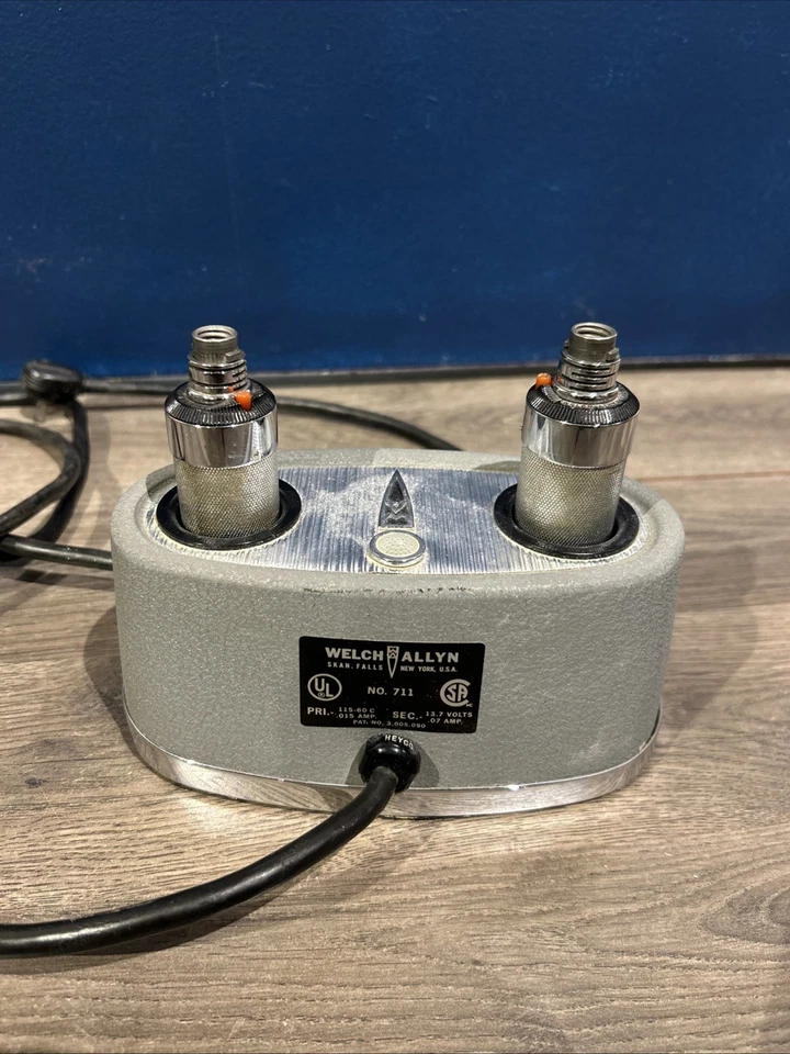 Lote de otoscopio Welch Allyn con cargador de escritorio doble y asas - Foto 2 de 3