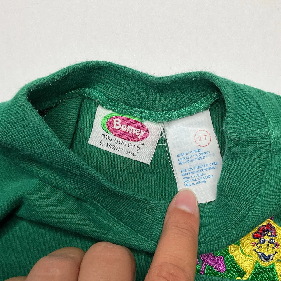 Camiseta de bolsillo verde Barney y BJ bordada vintage para niños años 90/y2k Foto 2 de 4
