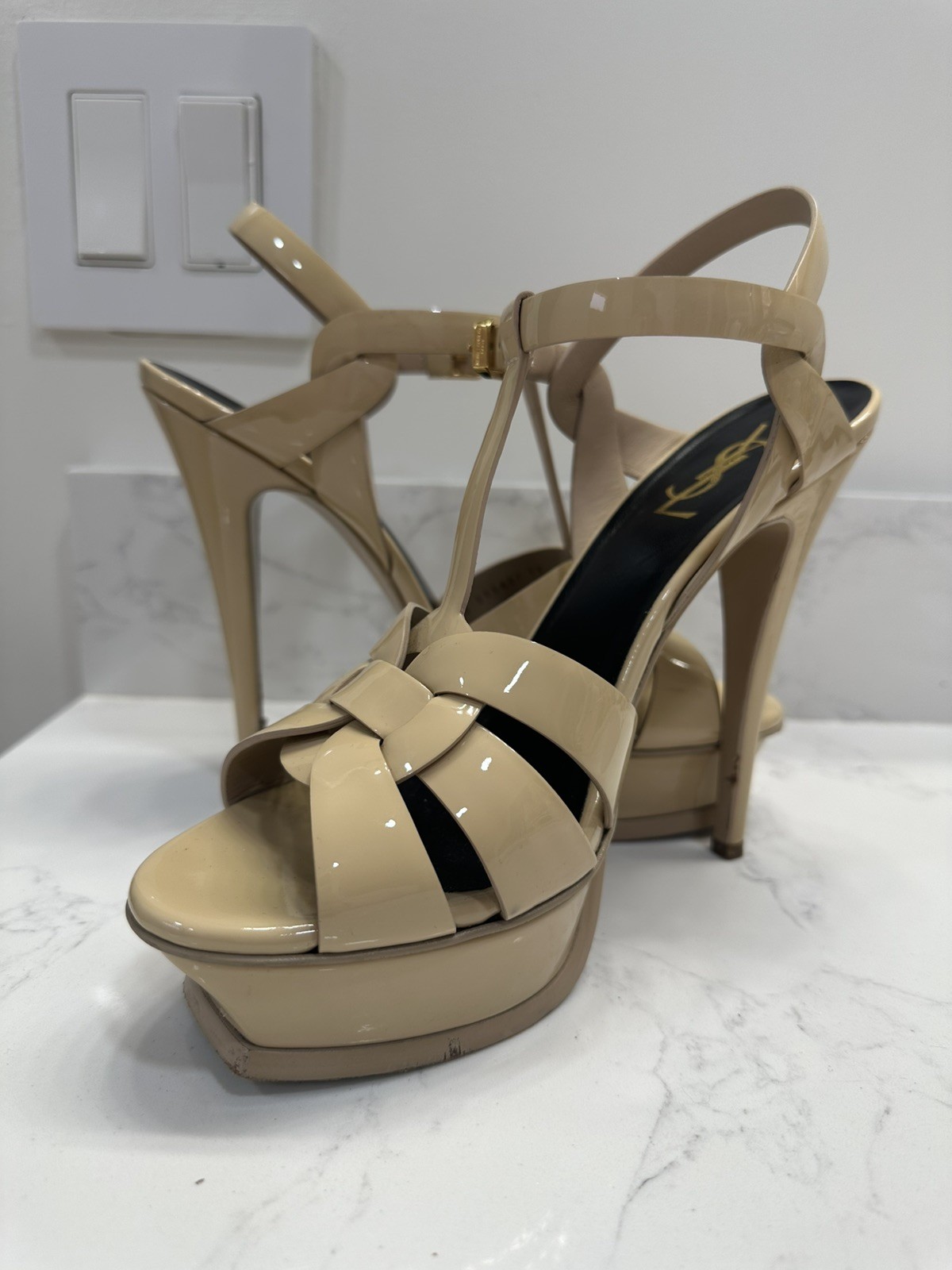 Sandali YSL Saint Laurent Tribute in pelle verniciata plateau beige tacco 39