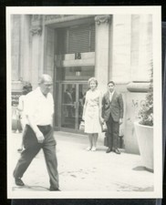 Vintage Photo FAMILY IN NYC FOR WORLD'S FAIR VISITS NY STOCK EXCHANGE 1964 02