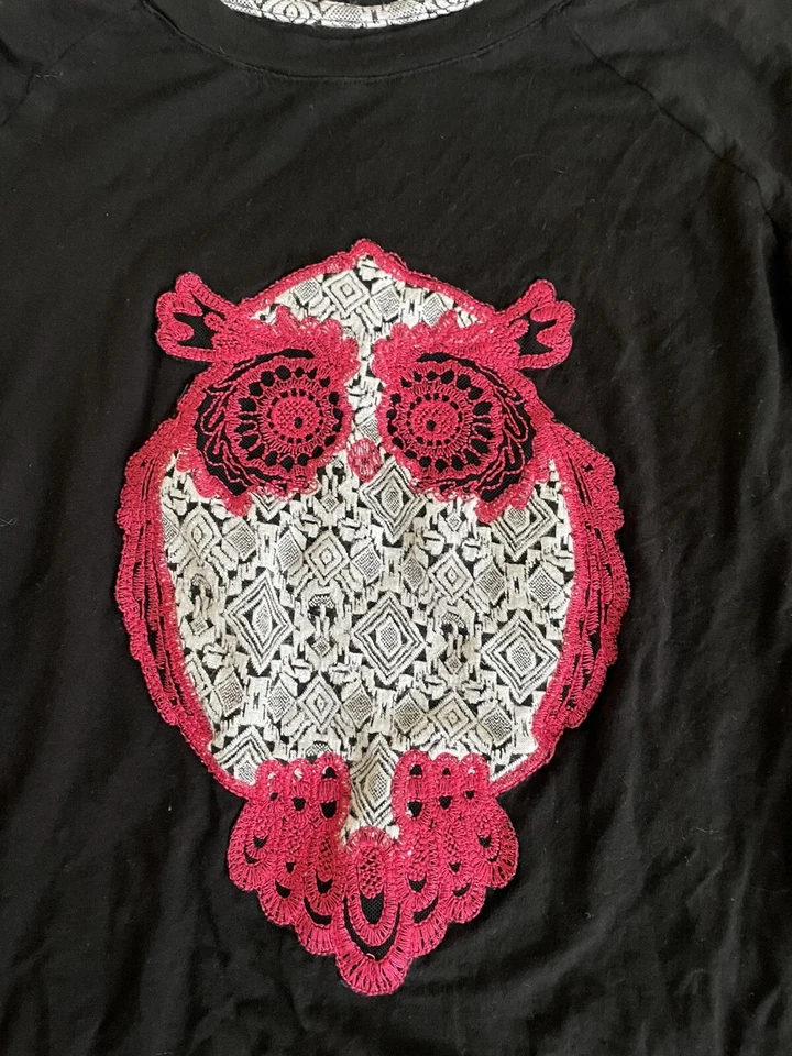 Xhilaration 女孩尺寸 L 黑色猫头鹰设计短袖 T 恤。 很棒的材料 — 第 3/4 张图片