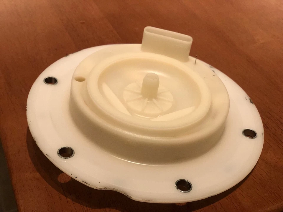 Mercedes-Benz GLK350 - CUBIERTA MÓDULO BOMBA COMBUSTIBLE - LADO PASAJERO OEM prt#A2044700438 Foto 3 de 4