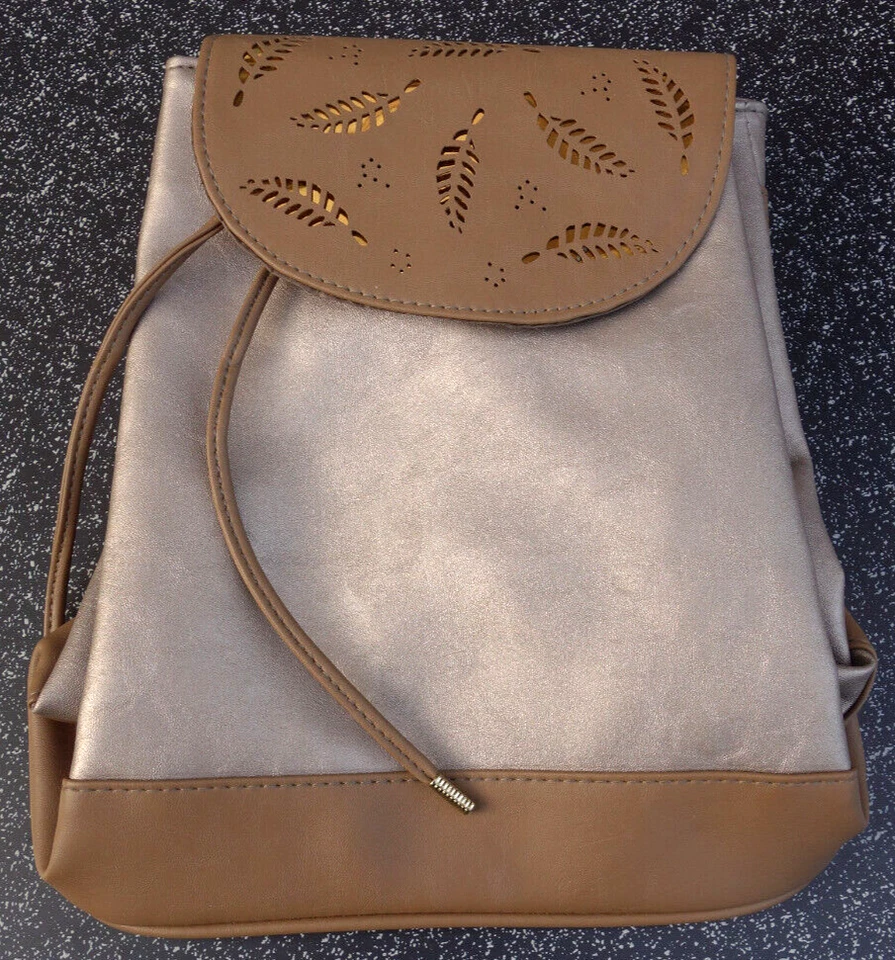 Rucksack Daypack Okpta hellbraun-silber RV-Tasche innen ca. 30 x 27 x 12 cm NEU