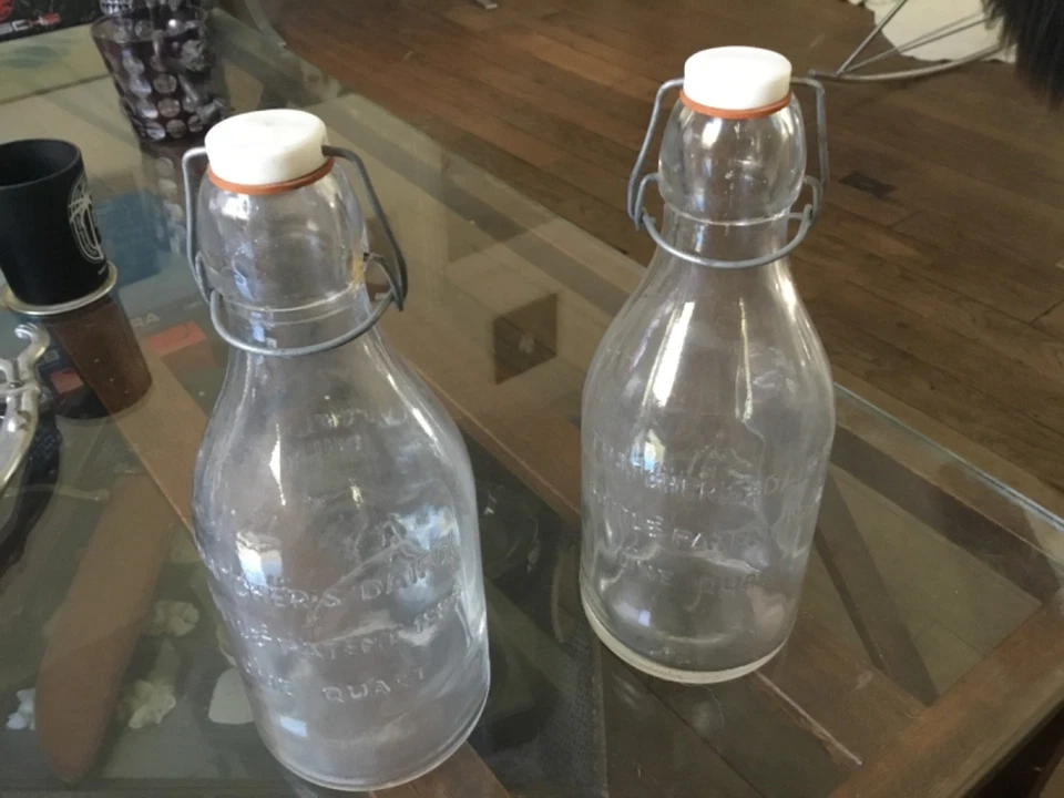 LOT DE 2 BOUTEILLES DE LAIT EN VERRE AVEC GRAVURES - Photo 2/4