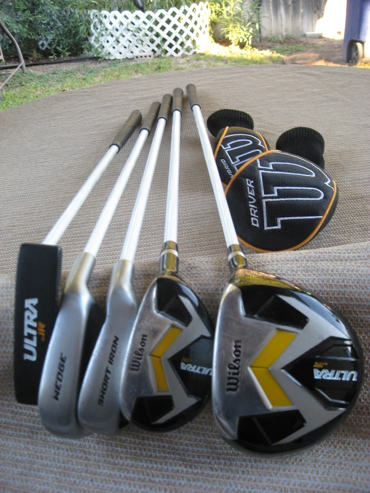 Juego de golf Wilson Ultra Jr.\ JR Flex Driver, híbrido, hierro corto, cuña + putter y bolsa/derecha Foto 2 de 4