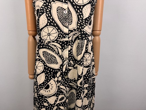Gudrun Sjoden Kleid schwarz weiß ärmellos Früchte Muster vorne Knöpfe Gr. S - Bild 4 von 18