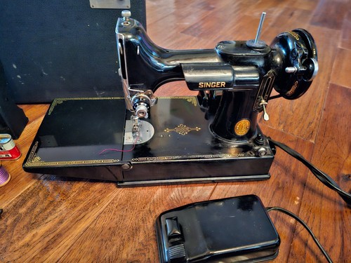 Vtg Singer 221-1 Featherweight Sewing Machine 1949 W/Case & Acc See Video - Picture 9 of 20